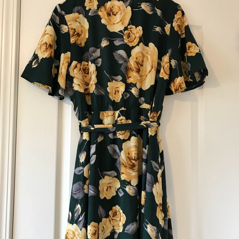 Beautiful flattering Floral Spring Dress, large